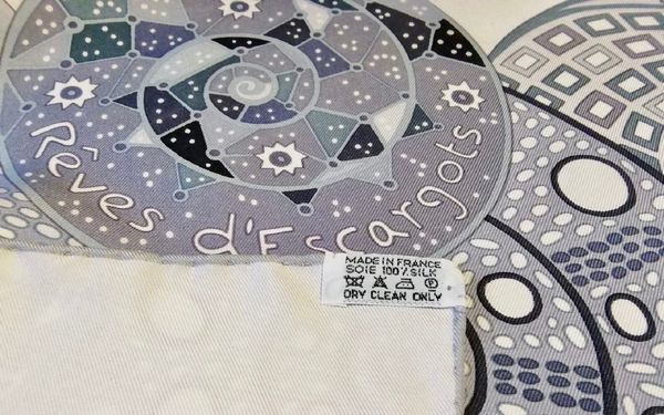 HERMES : Foulard carr� in seta 'Reve d'escargots'.  - Asta 04/05/2023 | FASHION LUXURY - ALTA MODA, BORSE E ACCESSORI DI LUSSO Online - Associazione Nazionale - Case d'Asta italiane