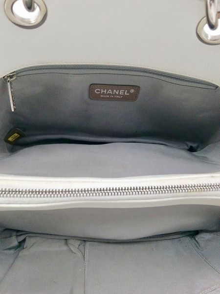 CHANEL : Borsa in pelle bianca caviar.  - Asta 04/05/2023 | FASHION LUXURY - ALTA MODA, BORSE E ACCESSORI DI LUSSO Online - Associazione Nazionale - Case d'Asta italiane