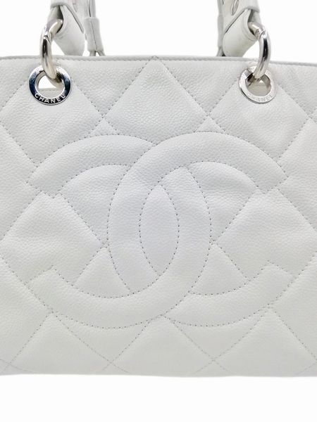 CHANEL : Borsa in pelle bianca caviar.  - Asta 04/05/2023 | FASHION LUXURY - ALTA MODA, BORSE E ACCESSORI DI LUSSO Online - Associazione Nazionale - Case d'Asta italiane