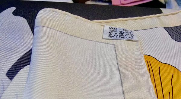 HERMES : Foulard carr� in seta 'Etude pour un iris arc-en-ciel'.  - Asta 04/05/2023 | FASHION LUXURY - ALTA MODA, BORSE E ACCESSORI DI LUSSO Online - Associazione Nazionale - Case d'Asta italiane