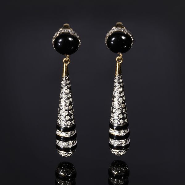 Valentino : Orecchini pendenti neri e strass a goccia.  - Asta 04/05/2023 | FASHION LUXURY - ALTA MODA, BORSE E ACCESSORI DI LUSSO Online - Associazione Nazionale - Case d'Asta italiane