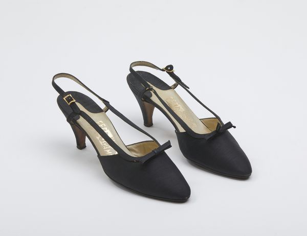 FERRAGAMO SALVATORE : Sandali in raso nero.  - Asta 04/05/2023 | FASHION LUXURY - ALTA MODA, BORSE E ACCESSORI DI LUSSO Online - Associazione Nazionale - Case d'Asta italiane