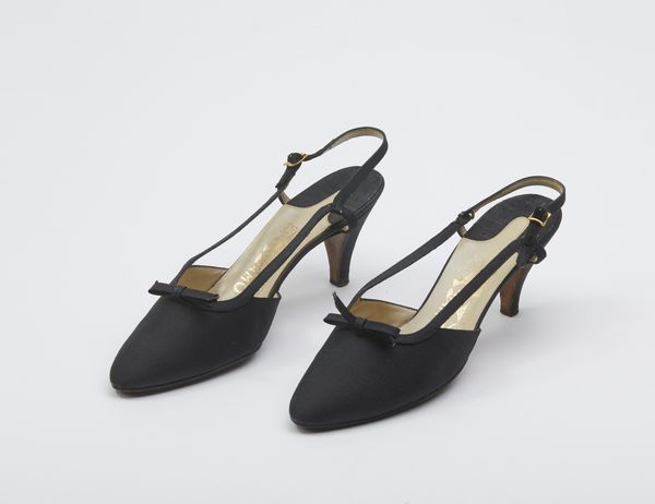 FERRAGAMO SALVATORE : Sandali in raso nero.  - Asta 04/05/2023 | FASHION LUXURY - ALTA MODA, BORSE E ACCESSORI DI LUSSO Online - Associazione Nazionale - Case d'Asta italiane