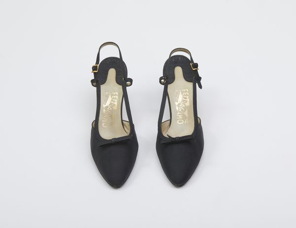 FERRAGAMO SALVATORE : Sandali in raso nero.  - Asta 04/05/2023 | FASHION LUXURY - ALTA MODA, BORSE E ACCESSORI DI LUSSO Online - Associazione Nazionale - Case d'Asta italiane