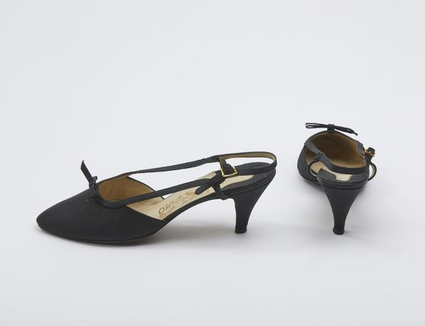 FERRAGAMO SALVATORE : Sandali in raso nero.  - Asta 04/05/2023 | FASHION LUXURY - ALTA MODA, BORSE E ACCESSORI DI LUSSO Online - Associazione Nazionale - Case d'Asta italiane
