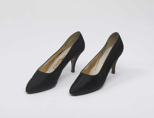 FERRAGAMO SALVATORE : D�collet� in raso nero.  - Asta 04/05/2023 | FASHION LUXURY - ALTA MODA, BORSE E ACCESSORI DI LUSSO Online - Associazione Nazionale - Case d'Asta italiane