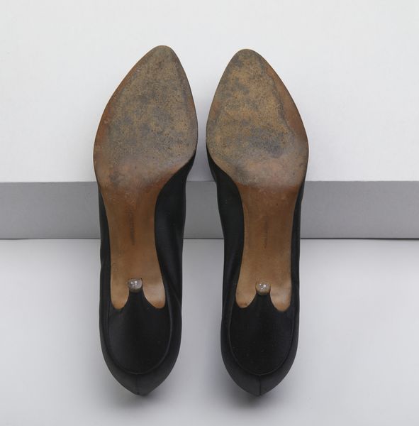 FERRAGAMO SALVATORE : D�collet� in raso nero.  - Asta 04/05/2023 | FASHION LUXURY - ALTA MODA, BORSE E ACCESSORI DI LUSSO Online - Associazione Nazionale - Case d'Asta italiane