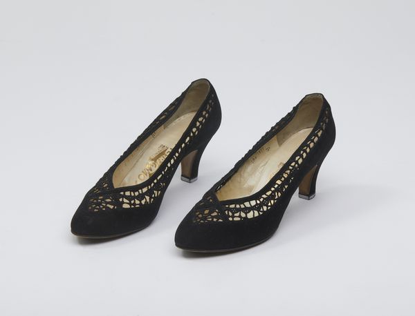 FERRAGAMO SALVATORE : D�collet� in velluto traforato.  - Asta 04/05/2023 | FASHION LUXURY - ALTA MODA, BORSE E ACCESSORI DI LUSSO Online - Associazione Nazionale - Case d'Asta italiane