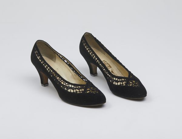 FERRAGAMO SALVATORE : D�collet� in velluto traforato.  - Asta 04/05/2023 | FASHION LUXURY - ALTA MODA, BORSE E ACCESSORI DI LUSSO Online - Associazione Nazionale - Case d'Asta italiane