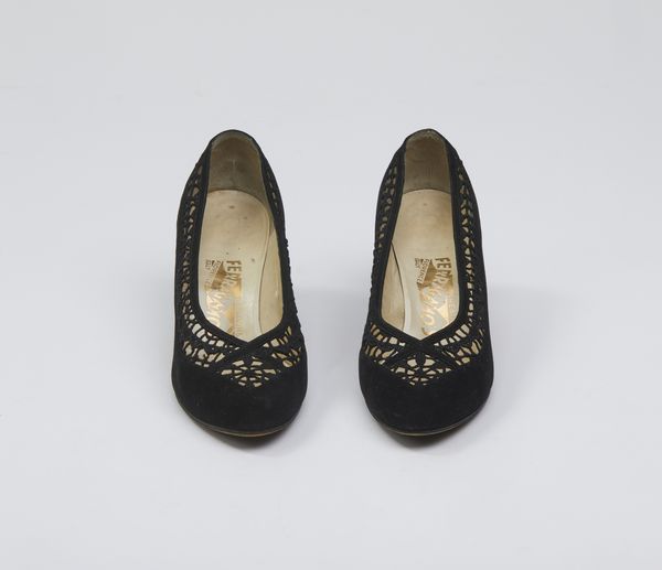 FERRAGAMO SALVATORE : D�collet� in velluto traforato.  - Asta 04/05/2023 | FASHION LUXURY - ALTA MODA, BORSE E ACCESSORI DI LUSSO Online - Associazione Nazionale - Case d'Asta italiane