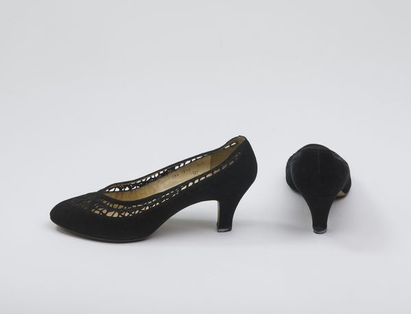 FERRAGAMO SALVATORE : D�collet� in velluto traforato.  - Asta 04/05/2023 | FASHION LUXURY - ALTA MODA, BORSE E ACCESSORI DI LUSSO Online - Associazione Nazionale - Case d'Asta italiane