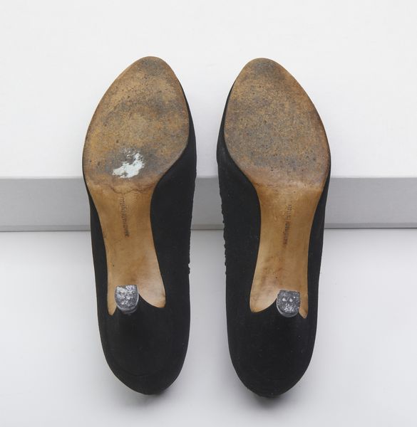 FERRAGAMO SALVATORE : D�collet� in velluto traforato.  - Asta 04/05/2023 | FASHION LUXURY - ALTA MODA, BORSE E ACCESSORI DI LUSSO Online - Associazione Nazionale - Case d'Asta italiane