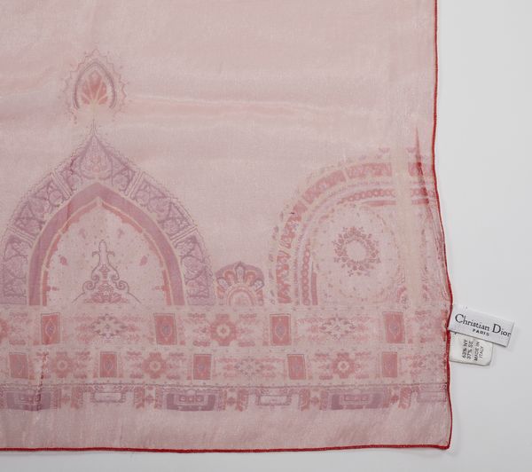 DIOR CHRISTIAN : Foulard rosso.  - Asta 04/05/2023 | FASHION LUXURY - ALTA MODA, BORSE E ACCESSORI DI LUSSO Online - Associazione Nazionale - Case d'Asta italiane