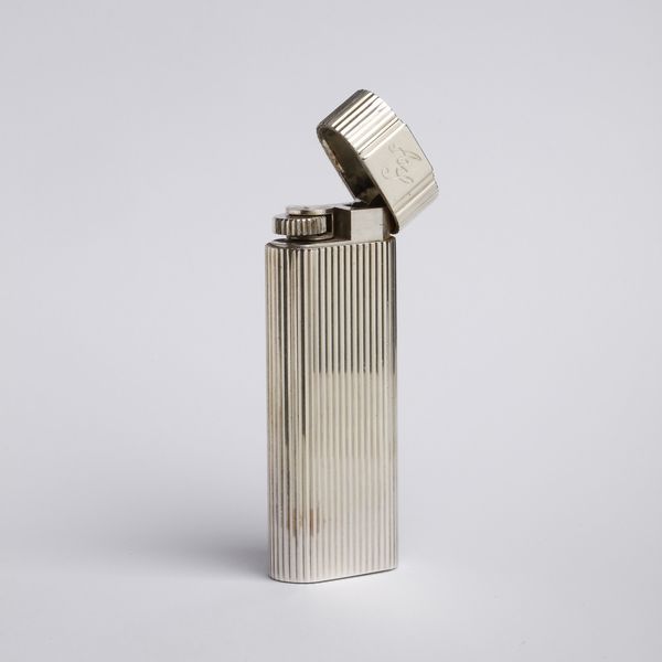 CARTIER : Accendino in metallo argentato.  - Asta 04/05/2023 | FASHION LUXURY - ALTA MODA, BORSE E ACCESSORI DI LUSSO Online - Associazione Nazionale - Case d'Asta italiane