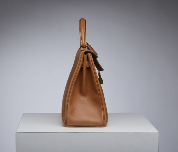 HERMES : Kelly 32 Retourn� Or Naturelle Courchevelle.  - Asta 04/05/2023 | FASHION LUXURY - ALTA MODA, BORSE E ACCESSORI DI LUSSO Online - Associazione Nazionale - Case d'Asta italiane