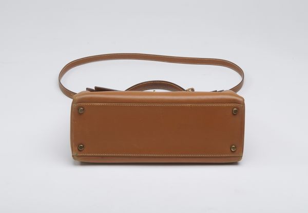 HERMES : Kelly 32 Retourn� Or Naturelle Courchevelle.  - Asta 04/05/2023 | FASHION LUXURY - ALTA MODA, BORSE E ACCESSORI DI LUSSO Online - Associazione Nazionale - Case d'Asta italiane