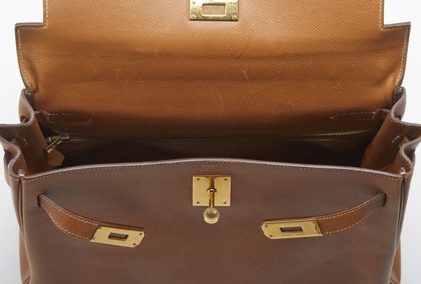 HERMES : Kelly 32 Retourn� Or Naturelle Courchevelle.  - Asta 04/05/2023 | FASHION LUXURY - ALTA MODA, BORSE E ACCESSORI DI LUSSO Online - Associazione Nazionale - Case d'Asta italiane