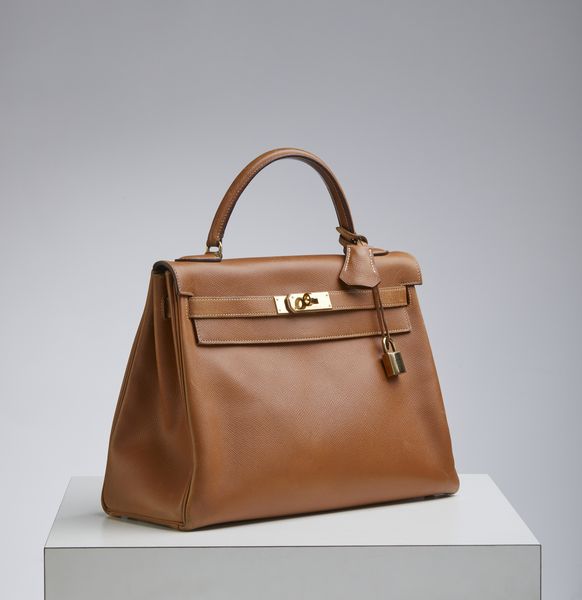HERMES : Kelly 32 Retourn� Or Naturelle Courchevelle.  - Asta 04/05/2023 | FASHION LUXURY - ALTA MODA, BORSE E ACCESSORI DI LUSSO Online - Associazione Nazionale - Case d'Asta italiane