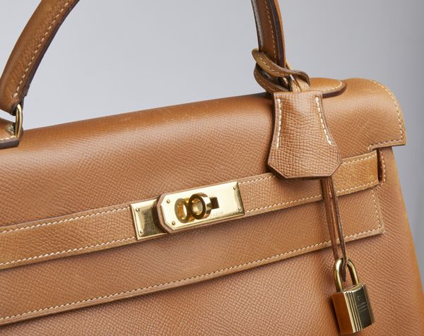 HERMES : Kelly 32 Retourn� Or Naturelle Courchevelle.  - Asta 04/05/2023 | FASHION LUXURY - ALTA MODA, BORSE E ACCESSORI DI LUSSO Online - Associazione Nazionale - Case d'Asta italiane