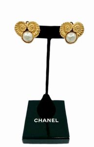 CHANEL - Orecchini con perla e cornucopia.