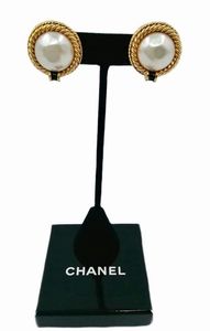 CHANEL - Orecchini con perle e smalto nero.