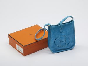 HERMES - Borsa a spalla modello Evelyne in pelle scamosciata azzurra.