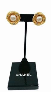 CHANEL - Orecchini a lobo con clips.