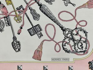 HERMES : Carr� foulard in seta Les Cl�s.  - Asta 04/05/2023 | FASHION LUXURY - ALTA MODA, BORSE E ACCESSORI DI LUSSO Online - Associazione Nazionale - Case d'Asta italiane