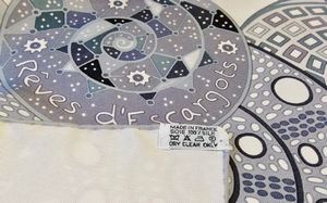 HERMES : Foulard carr� in seta 'Reve d'escargots'.  - Asta 04/05/2023 | FASHION LUXURY - ALTA MODA, BORSE E ACCESSORI DI LUSSO Online - Associazione Nazionale - Case d'Asta italiane