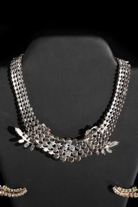 AUTORE NON IDENTIFICATO : Collana e orecchini.  - Asta 04/05/2023 | FASHION LUXURY - ALTA MODA, BORSE E ACCESSORI DI LUSSO Online - Associazione Nazionale - Case d'Asta italiane