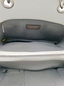 CHANEL : Borsa in pelle bianca caviar.  - Asta 04/05/2023 | FASHION LUXURY - ALTA MODA, BORSE E ACCESSORI DI LUSSO Online - Associazione Nazionale - Case d'Asta italiane