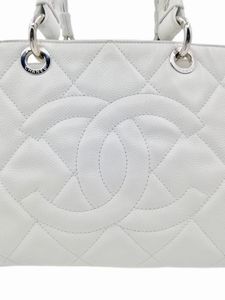 CHANEL : Borsa in pelle bianca caviar.  - Asta 04/05/2023 | FASHION LUXURY - ALTA MODA, BORSE E ACCESSORI DI LUSSO Online - Associazione Nazionale - Case d'Asta italiane