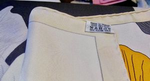 HERMES : Foulard carr� in seta 'Etude pour un iris arc-en-ciel'.  - Asta 04/05/2023 | FASHION LUXURY - ALTA MODA, BORSE E ACCESSORI DI LUSSO Online - Associazione Nazionale - Case d'Asta italiane