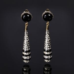 Valentino - Orecchini pendenti neri e strass a goccia.