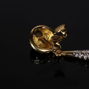 Valentino : Orecchini pendenti neri e strass a goccia.  - Asta 04/05/2023 | FASHION LUXURY - ALTA MODA, BORSE E ACCESSORI DI LUSSO Online - Associazione Nazionale - Case d'Asta italiane