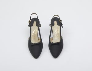 FERRAGAMO SALVATORE : Sandali in raso nero.  - Asta 04/05/2023 | FASHION LUXURY - ALTA MODA, BORSE E ACCESSORI DI LUSSO Online - Associazione Nazionale - Case d'Asta italiane