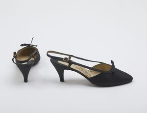 FERRAGAMO SALVATORE : Sandali in raso nero.  - Asta 04/05/2023 | FASHION LUXURY - ALTA MODA, BORSE E ACCESSORI DI LUSSO Online - Associazione Nazionale - Case d'Asta italiane