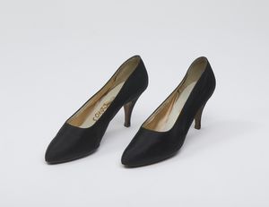 FERRAGAMO SALVATORE - D�collet� in raso nero.