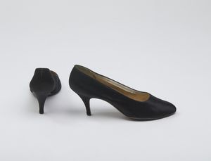 FERRAGAMO SALVATORE : D�collet� in raso nero.  - Asta 04/05/2023 | FASHION LUXURY - ALTA MODA, BORSE E ACCESSORI DI LUSSO Online - Associazione Nazionale - Case d'Asta italiane