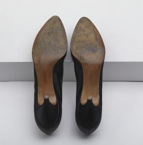 FERRAGAMO SALVATORE : D�collet� in raso nero.  - Asta 04/05/2023 | FASHION LUXURY - ALTA MODA, BORSE E ACCESSORI DI LUSSO Online - Associazione Nazionale - Case d'Asta italiane