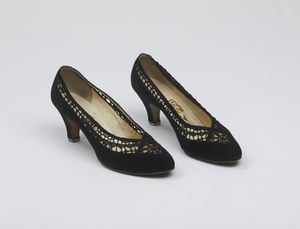 FERRAGAMO SALVATORE : D�collet� in velluto traforato.  - Asta 04/05/2023 | FASHION LUXURY - ALTA MODA, BORSE E ACCESSORI DI LUSSO Online - Associazione Nazionale - Case d'Asta italiane