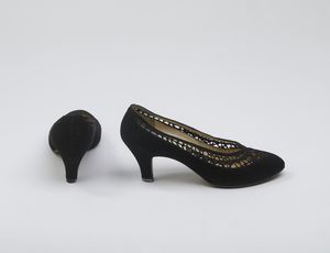 FERRAGAMO SALVATORE : D�collet� in velluto traforato.  - Asta 04/05/2023 | FASHION LUXURY - ALTA MODA, BORSE E ACCESSORI DI LUSSO Online - Associazione Nazionale - Case d'Asta italiane