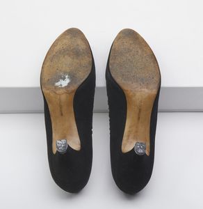 FERRAGAMO SALVATORE : D�collet� in velluto traforato.  - Asta 04/05/2023 | FASHION LUXURY - ALTA MODA, BORSE E ACCESSORI DI LUSSO Online - Associazione Nazionale - Case d'Asta italiane