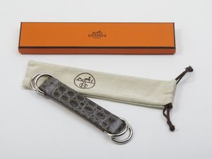 HERMES - Accessorio in pelle grigia ematite per foulard.