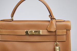 HERMES : Kelly 32 Retourn� Or Naturelle Courchevelle.  - Asta 04/05/2023 | FASHION LUXURY - ALTA MODA, BORSE E ACCESSORI DI LUSSO Online - Associazione Nazionale - Case d'Asta italiane