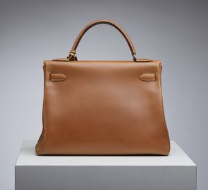HERMES : Kelly 32 Retourn� Or Naturelle Courchevelle.  - Asta 04/05/2023 | FASHION LUXURY - ALTA MODA, BORSE E ACCESSORI DI LUSSO Online - Associazione Nazionale - Case d'Asta italiane