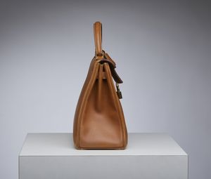 HERMES : Kelly 32 Retourn� Or Naturelle Courchevelle.  - Asta 04/05/2023 | FASHION LUXURY - ALTA MODA, BORSE E ACCESSORI DI LUSSO Online - Associazione Nazionale - Case d'Asta italiane