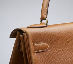 HERMES : Kelly 32 Retourn� Or Naturelle Courchevelle.  - Asta 04/05/2023 | FASHION LUXURY - ALTA MODA, BORSE E ACCESSORI DI LUSSO Online - Associazione Nazionale - Case d'Asta italiane