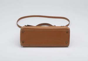 HERMES : Kelly 32 Retourn� Or Naturelle Courchevelle.  - Asta 04/05/2023 | FASHION LUXURY - ALTA MODA, BORSE E ACCESSORI DI LUSSO Online - Associazione Nazionale - Case d'Asta italiane