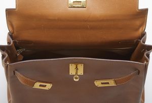 HERMES : Kelly 32 Retourn� Or Naturelle Courchevelle.  - Asta 04/05/2023 | FASHION LUXURY - ALTA MODA, BORSE E ACCESSORI DI LUSSO Online - Associazione Nazionale - Case d'Asta italiane